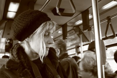 portrait d'un femme dans un bus parisien, woman portrait in a Parisian bus, retrato de una mujer en un autobús parisiense, copyright dominique houcmant, goldo graphisme