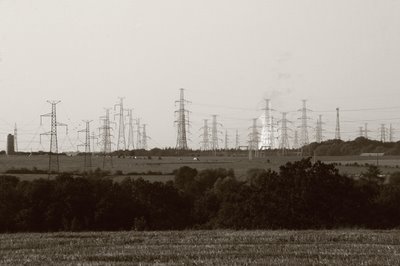 photo condroz, pylônes électriques et fumée de la centrale nucléaire de Tihange, copyright dominique houcmant, goldo graphisme