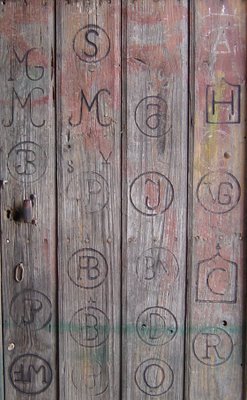 Marcas em porta de serralharia. Alentejo. Foto do autor