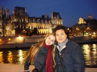 Nous deux, devant la Seine et l'hôtel de ville de Paris