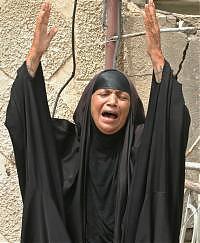 donna irachena che si dispera