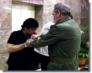Maradona besa la mano a Fidel Castro