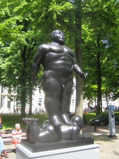 Botero in Den Haag - Man staande op vrouw