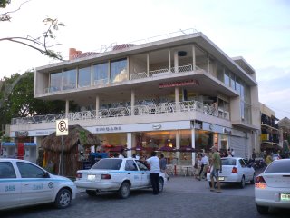Busy streets in Playa - MayanHoliday.com