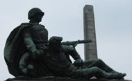Obelisco y estatuas en el memorial