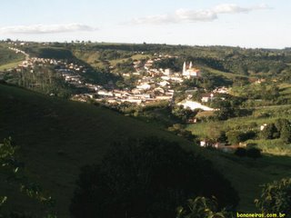 Bananeiras, Paraíba, vista do do alto da serra, de onde se observa o vale em que se esconde.