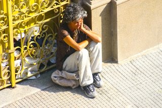 Fotografia de Lauro Marques. Mulher sofrendo com desequilíbrio mental no centro de São Paulo. 2007.