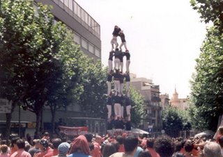 human pyramid in Spain and mumbai