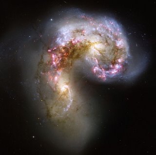 Hubble fotografía colisión entre galaxias