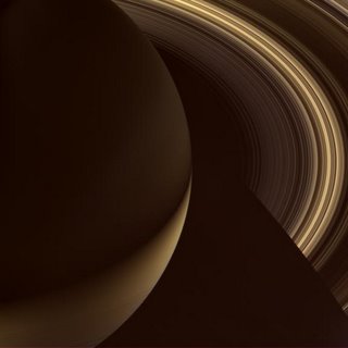 La noche en el planeta Saturno
