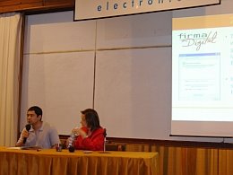El Ing. Hernández explicando sobre el desarrollo del equipo para voto electrónico durante la presentanción de la Lic. Rodríguez