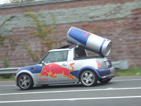 缶ドリンクの宣伝カーです Red Bull Car On 101