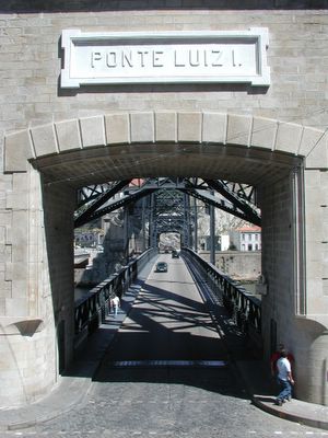 The lower level of the Ponte Don Luiz I from the south side