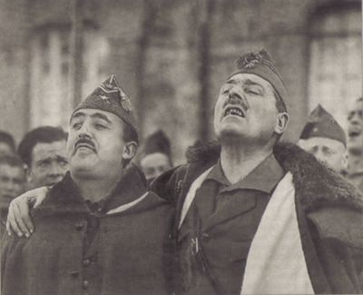 Franco y Millán Astray en el acto fundacional de la Legión. La actitud soberbia y desafiante de los dos compañeros de armas inuguraba la leyenda del dictador.