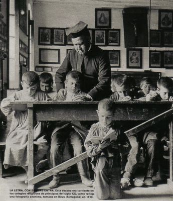 la letra con sangre entra. Esta escena era corriente en los colegios religiosos de principios del siglo XX, como refleja una fotografía anónma, tomada en Reus (Tarragona) EN 1910