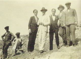 Manuel Altolaguirre (3º por la izquierda), Luis Cernuda (5º) y José María Hinojosa (7º) en el Pantano del Chorro (1928)