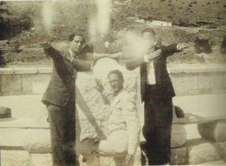 José María Hinojosa, Manuel Altolaguirre (detrás, casi oculto) y Luis Cernuda en el Pantano del Chorro (1928)