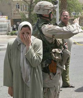 Iraq: donna piangente e militare