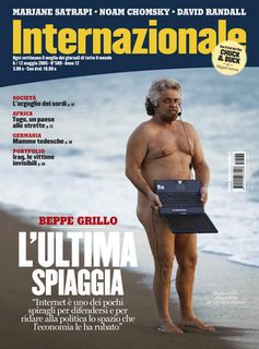 Beppe Grillo nudo sulla spiaggia