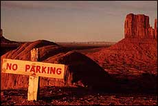 cartello NO PARKING nel deserto
