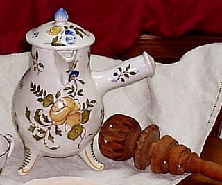 chocolate pot with sparrow-billed spout and bulbous body, displayed with a molenillo: in this case, the molenillo is used without having a hole in the lid