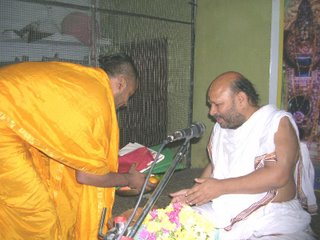 Pt Jayatheerthachar honoring Pt. Malagi Achar after the pravachana