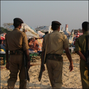 Poliisi partioi Goan rannalla