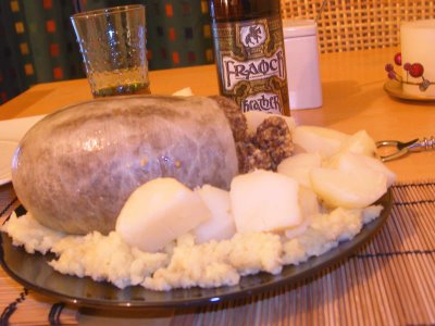 Haggis in tavola, con birra tradizionale all'erica in nello sfondo