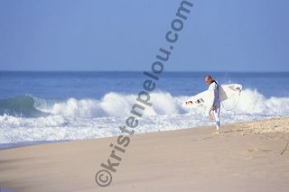 Photographe de surf, photo de surf à hossegor, Kelly Slater regarde s'il a du Mazout sur les pieds