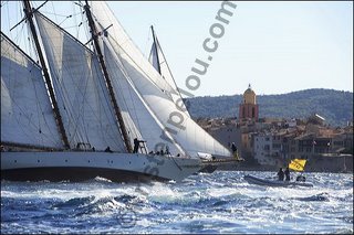 Photographe de mer, voile, photo de voile, les voiles de Saint Tropez, Mariette passe la ligne d'arrivée par 25 noeuds de mistral