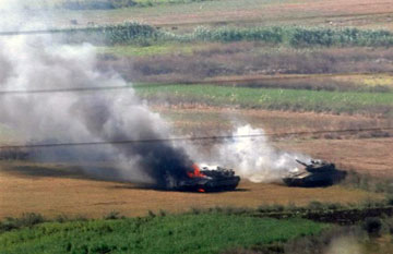 دبابتا ميركافا إسرائيليتان مشتعلتان في جنوب لبنان
