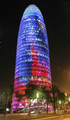 Crica para aumentares o calibre da Torre Agbar - Barcelona