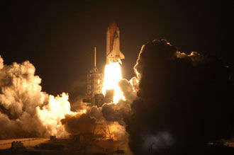 Bild från NASA som visar hur Siscovery lyfter för STS-116