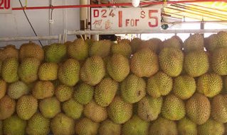 vários durians expostos num mercadinho para venda