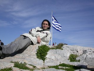 Ahí, apoyado en Grecia