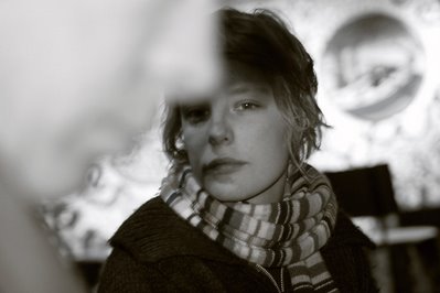 portrait d'une fille, retrato de mujer, woman portrait soundstation Liège, photo dominique houcmant, goldo graphisme