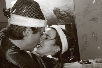 portrait d'un père noel et d'une mère noel s'embrassant, the impish Santa Claus, photo dominique houcmant, goldo graphisme