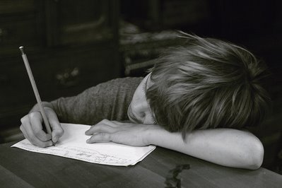 photo d'un enfant faisant ses devoirs, photo dominique houcmant, goldo graphisme