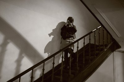 photo d'une photographe dans des escaliers à l'Escalier de Liège, photo dominique houcmant, goldo graphisme