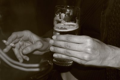 photo de mains avec bière et cigarette, hands photo with beer and cigarette, copyright dominique houcmant, Goldo
