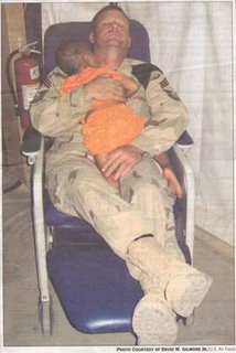 soldado y niña iraquí