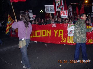 comunistas (que estuvieron contrala inclusión de consignas a favor de la LIBERTAD en la manifestaciòn