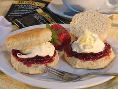 scones with clotted cream and strawberry jam (accompagnano il té in Cornovaglia)