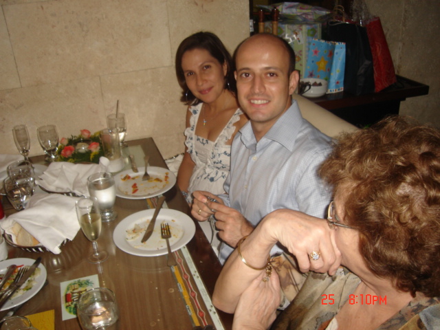 Roberto y Monica los padres de mi tocayita...con la mama de Silvana