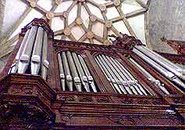 Organo bajo boveda gotica