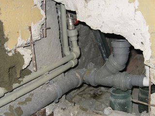 Через дыру в стене в ванной комнате водопровод и канализация пошли на кухню 