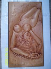 Mujer desnuda tallada en madera