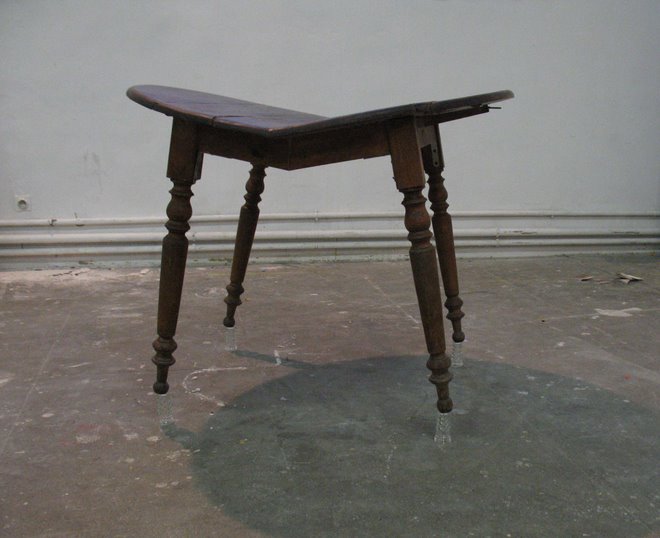 table coupée en 2 en équilibre sur des verres.2007