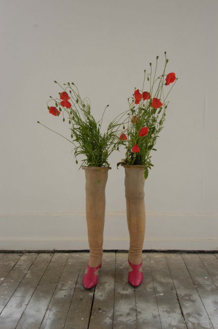 jambes en latex coupées à hauteur d"une mini jupe dans lesquelles des fleurs pousseraient...2004