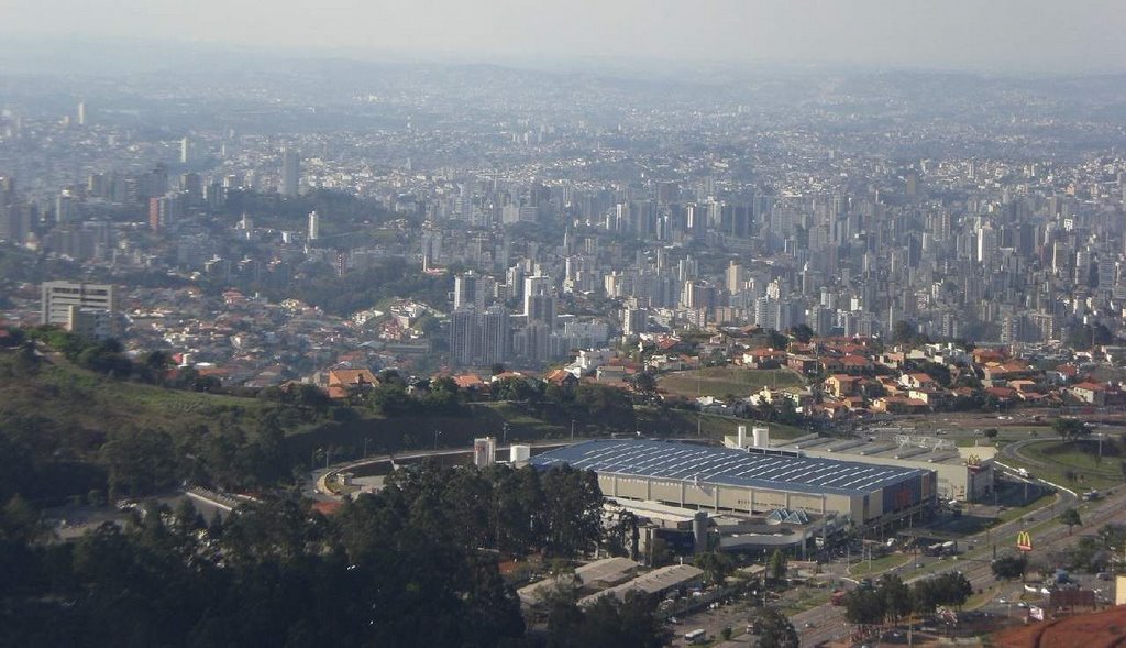 A cidade de BH espraia-se numa vasta área .Visão aérea de quem chega do Rio .